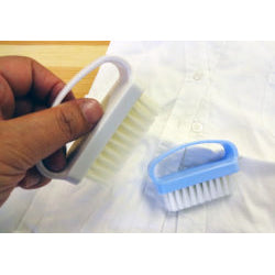 ココソラランドリーブラシ 手に持っているところ