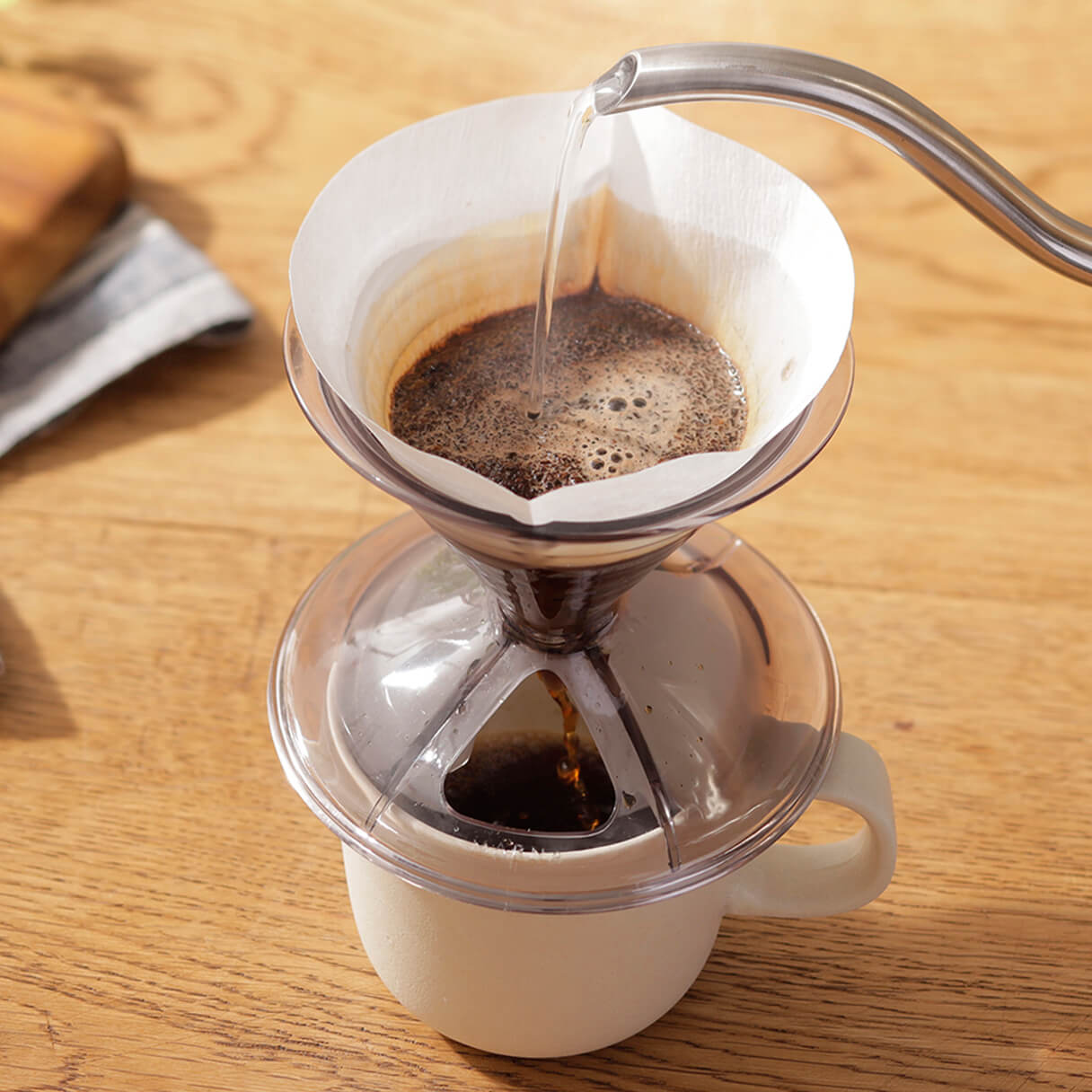 ドリッパー・マグセット ホワイト コーヒーを淹れているところ